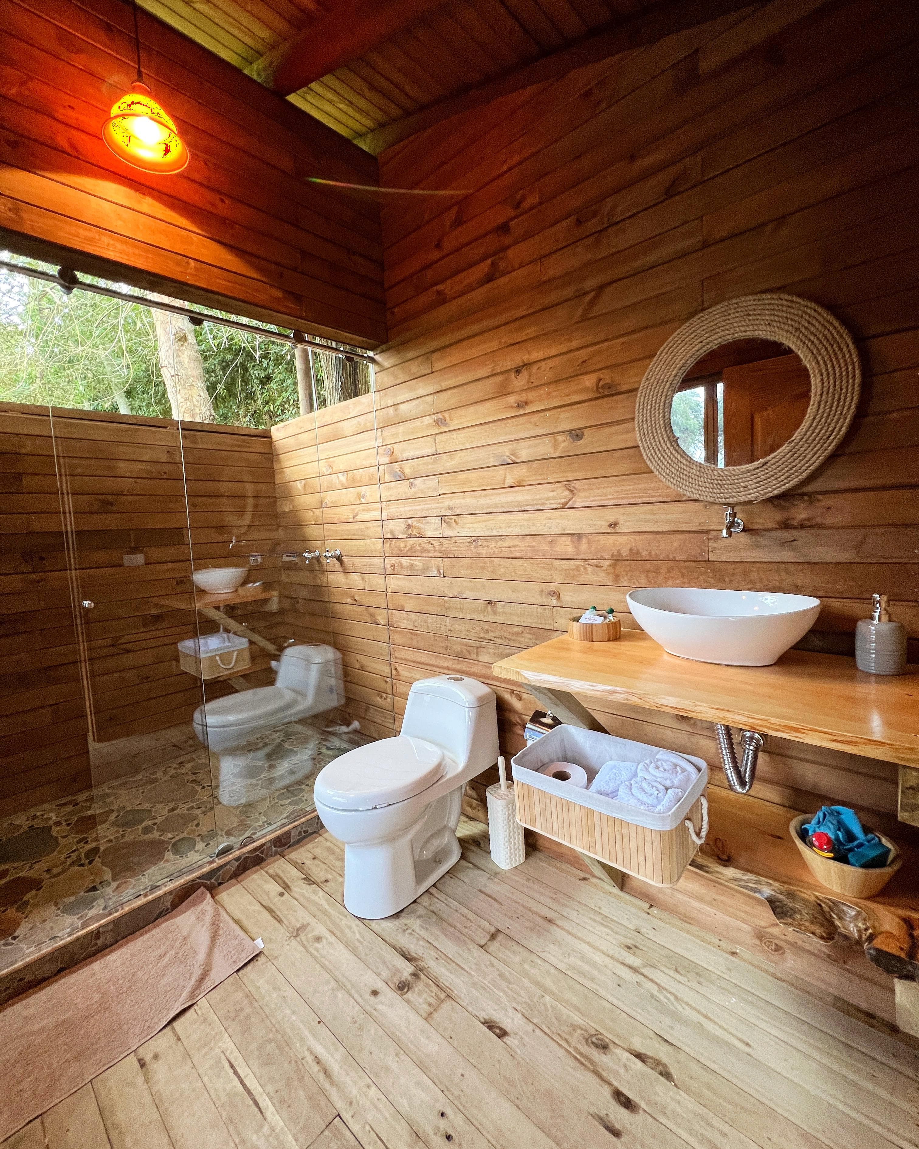 Baño en madera cálida con espejo