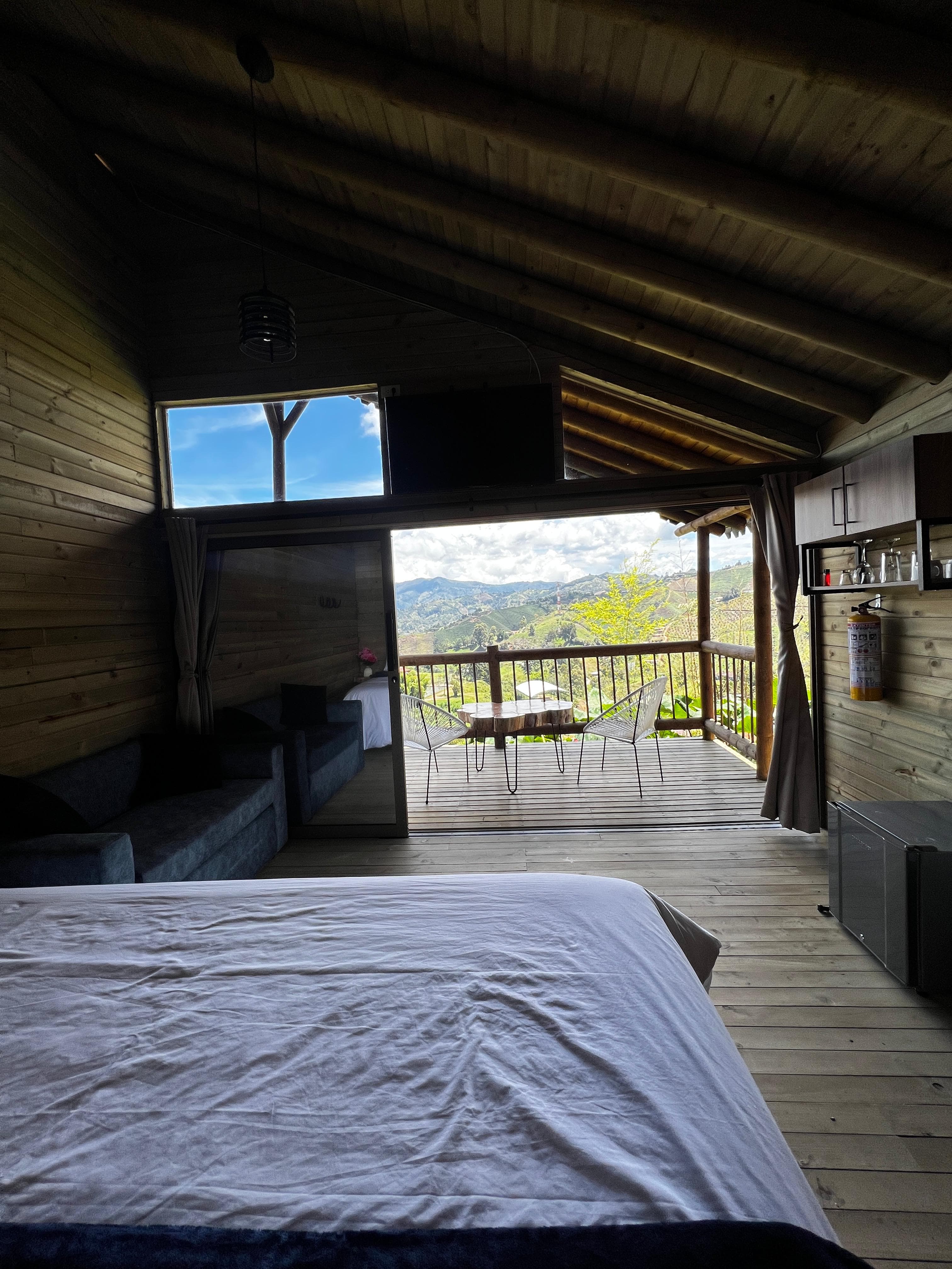 Habitación con cama y balcón al valle