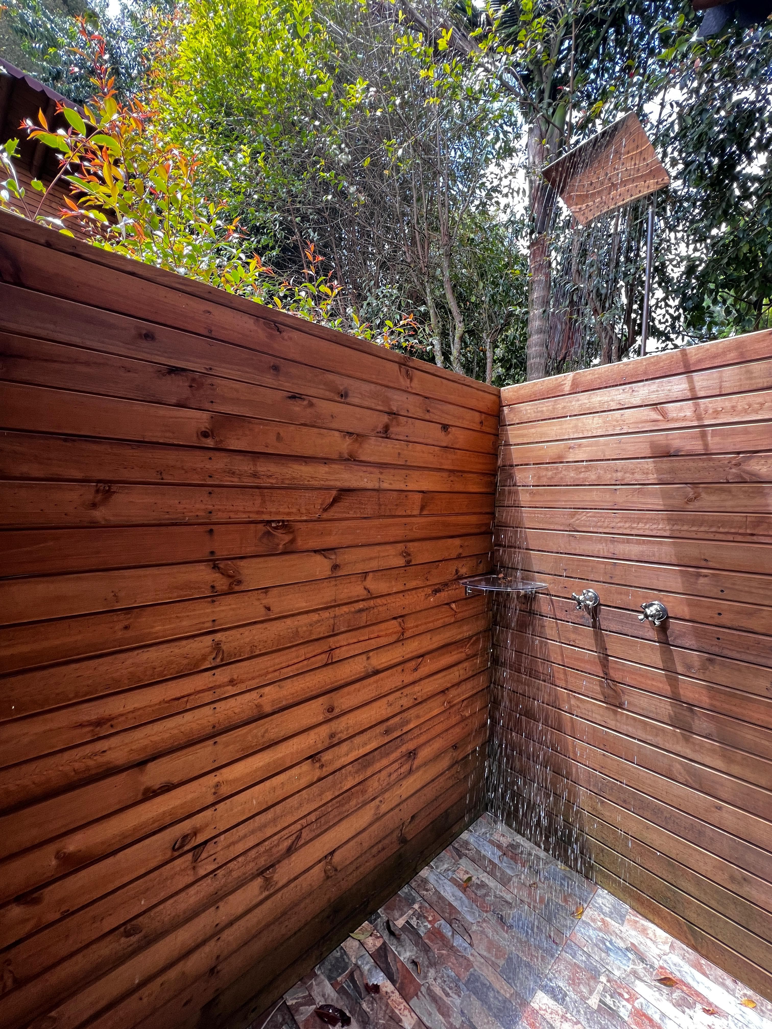 Ducha exterior de madera al aire libre