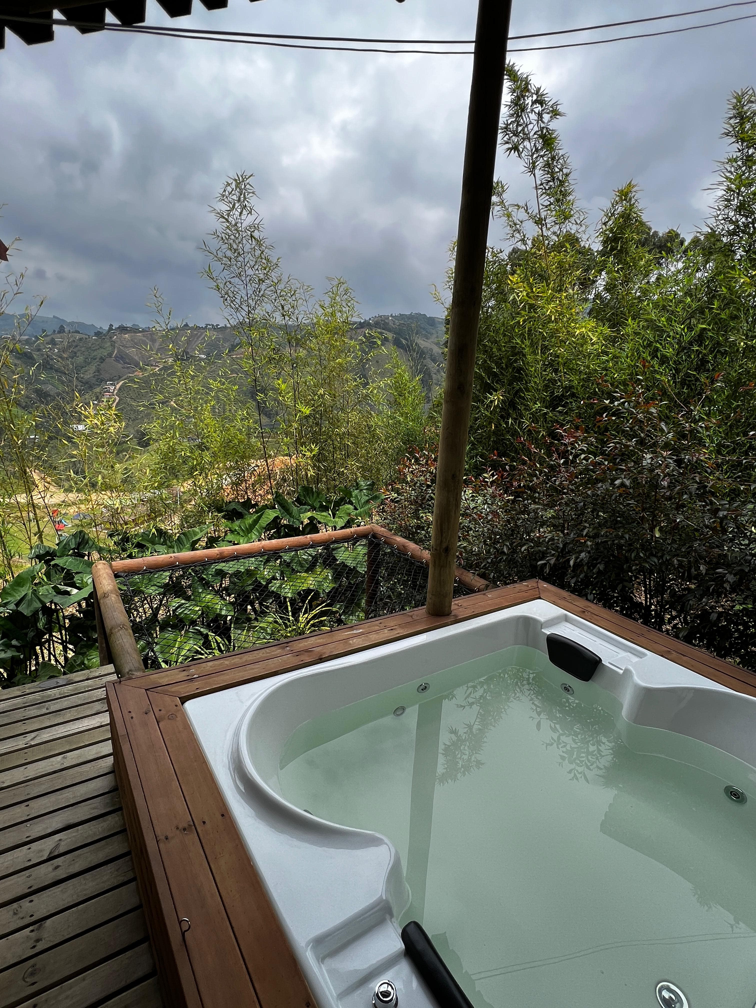 Jacuzzi exterior con vista al valle nublado