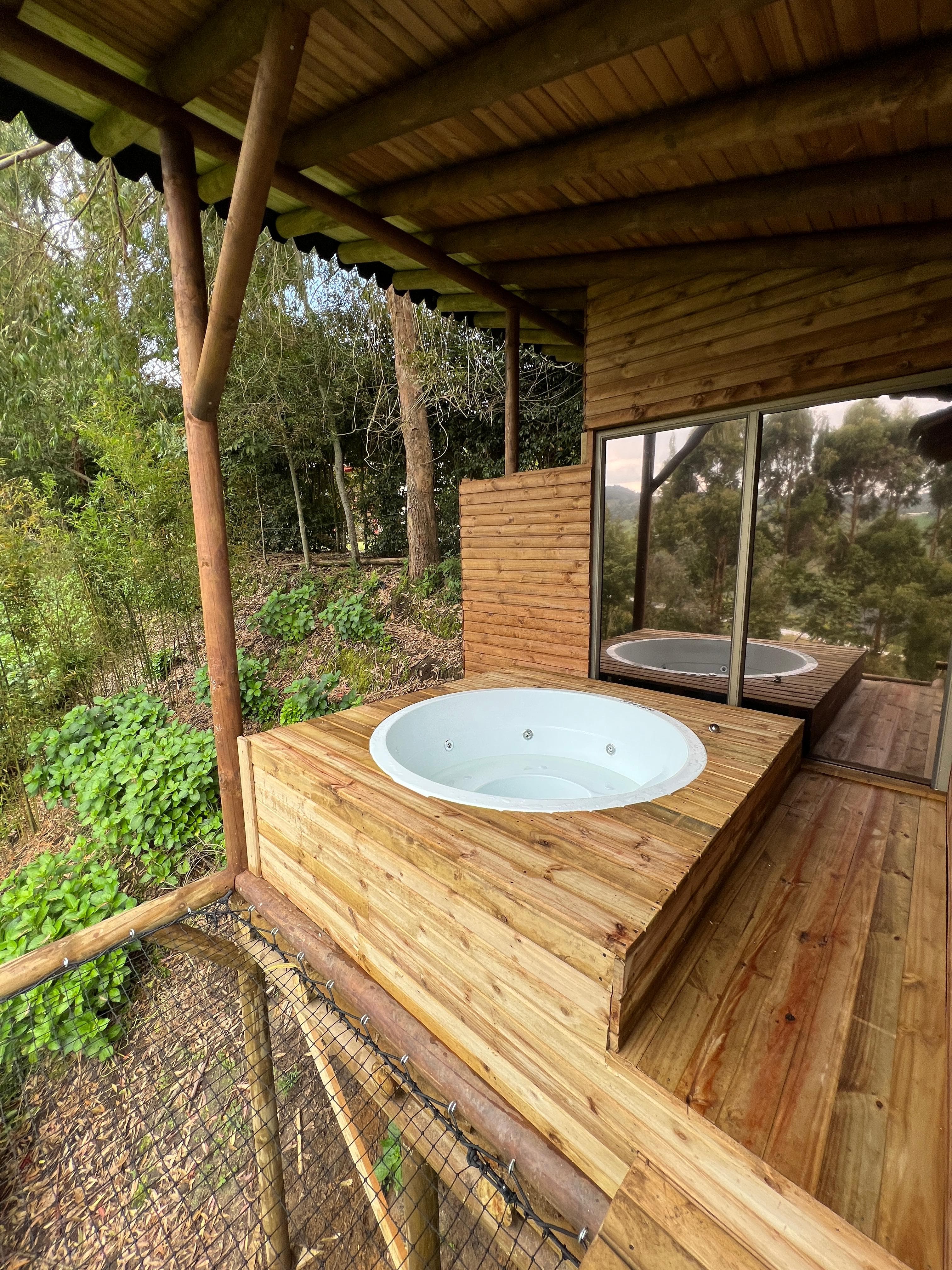 Jacuzzi circular bajo techo de guadua