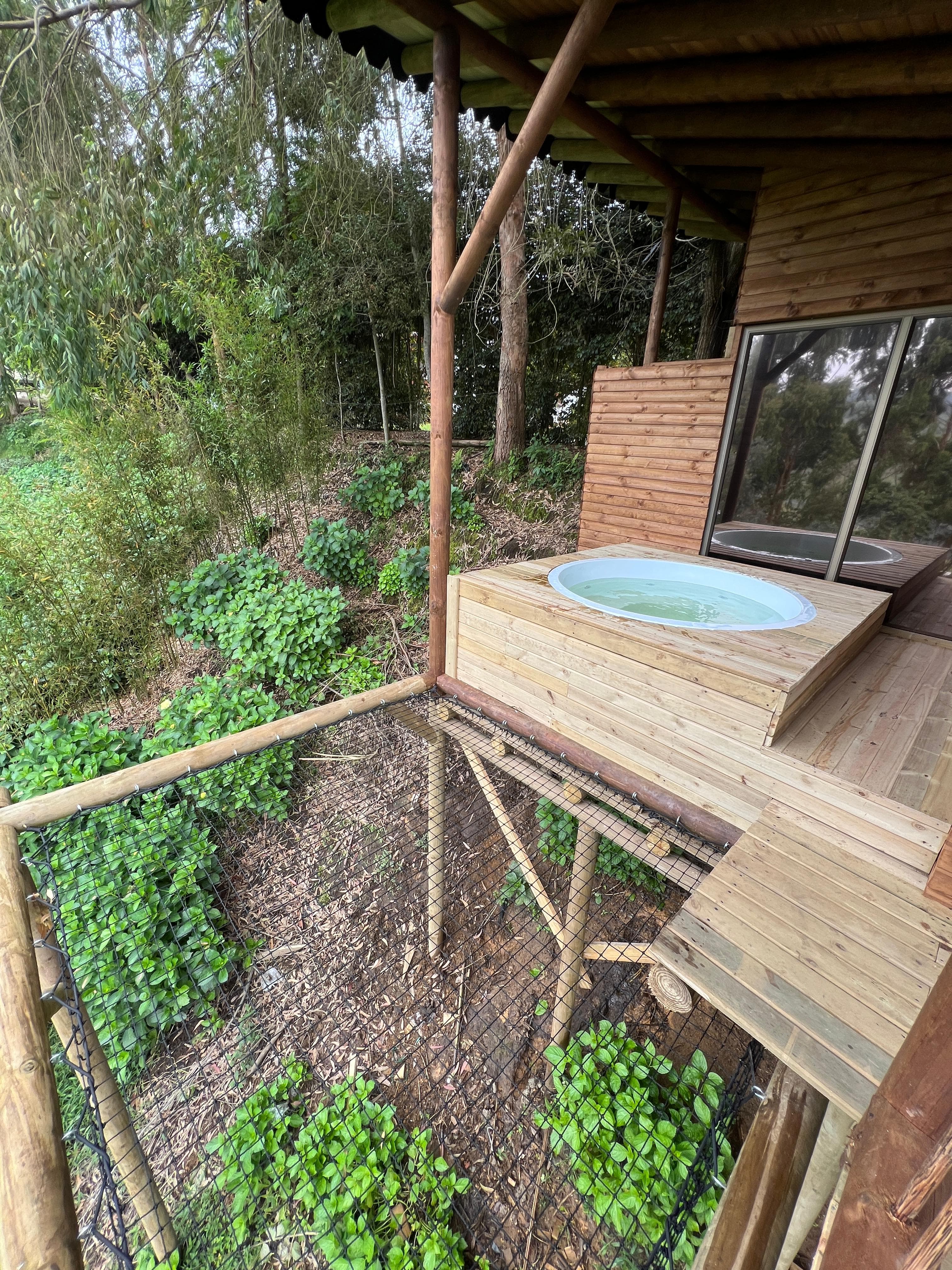 Jacuzzi rectangular elevado con bosque