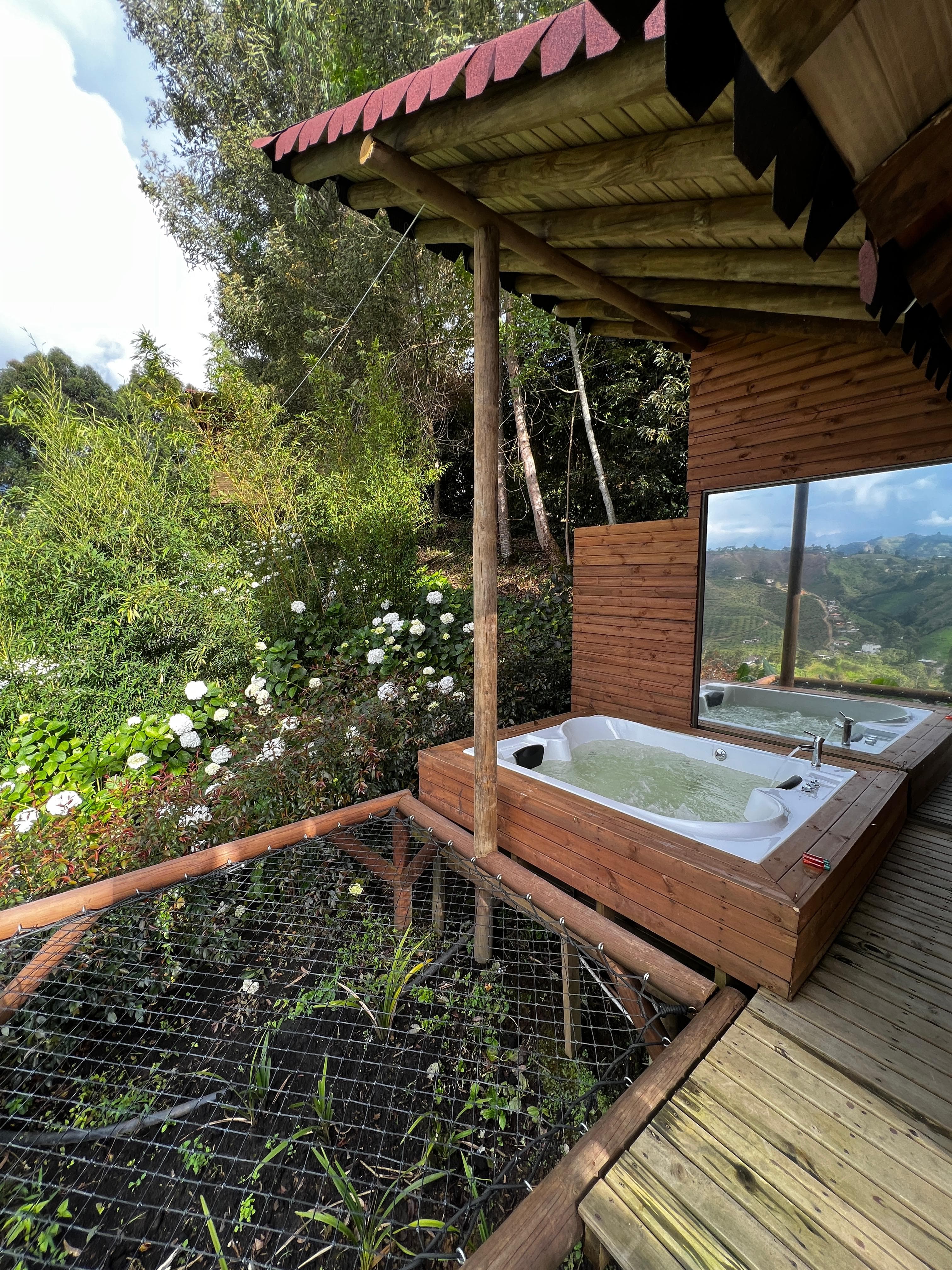 Jacuzzi con flores blancas y guadua